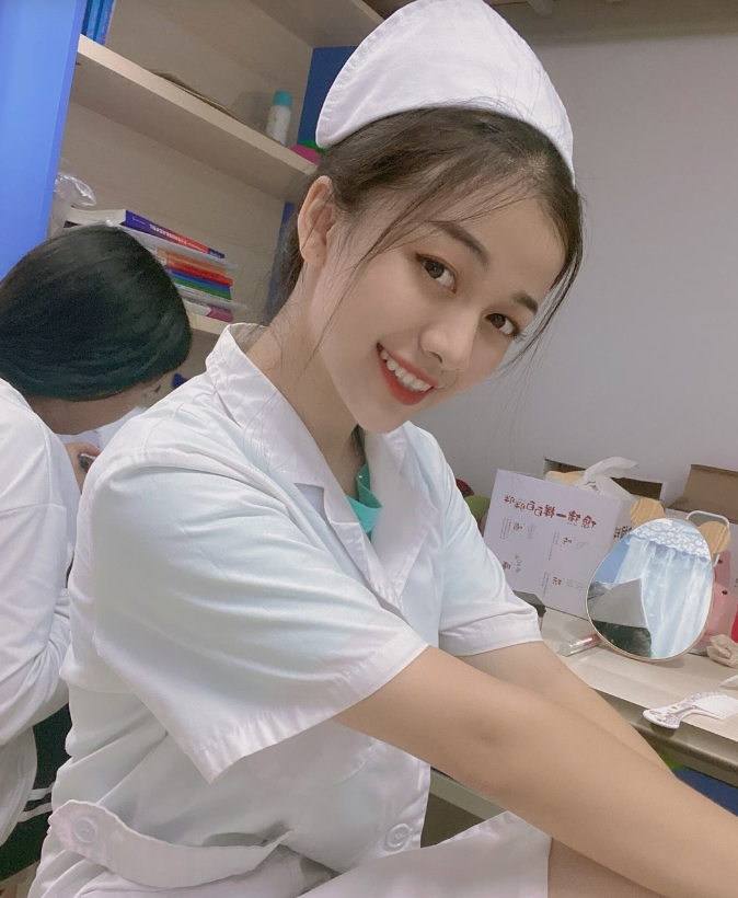 98年出来兼职的小嫩妹